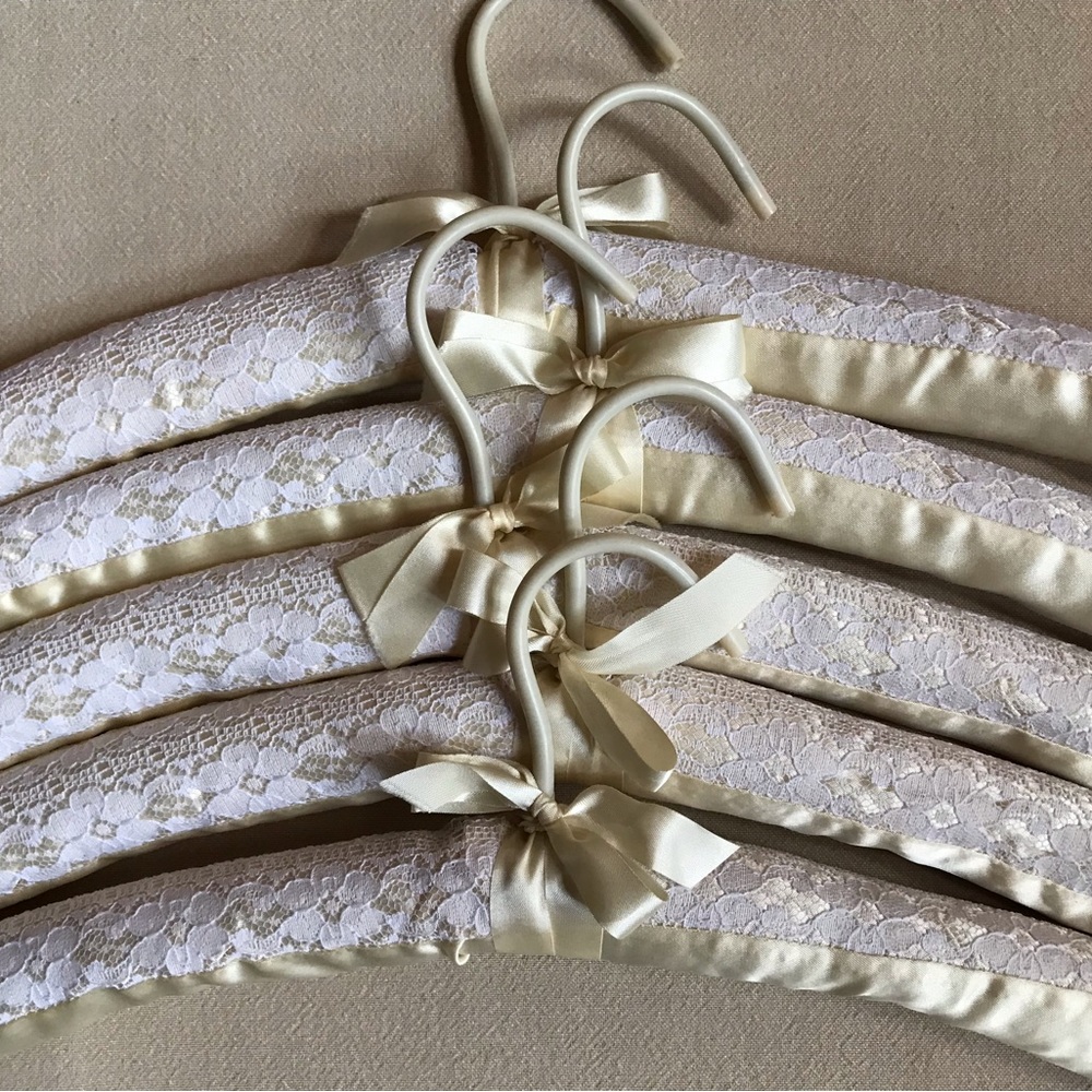 SATIN AND LACE HANGERS - Picture 2 of 6